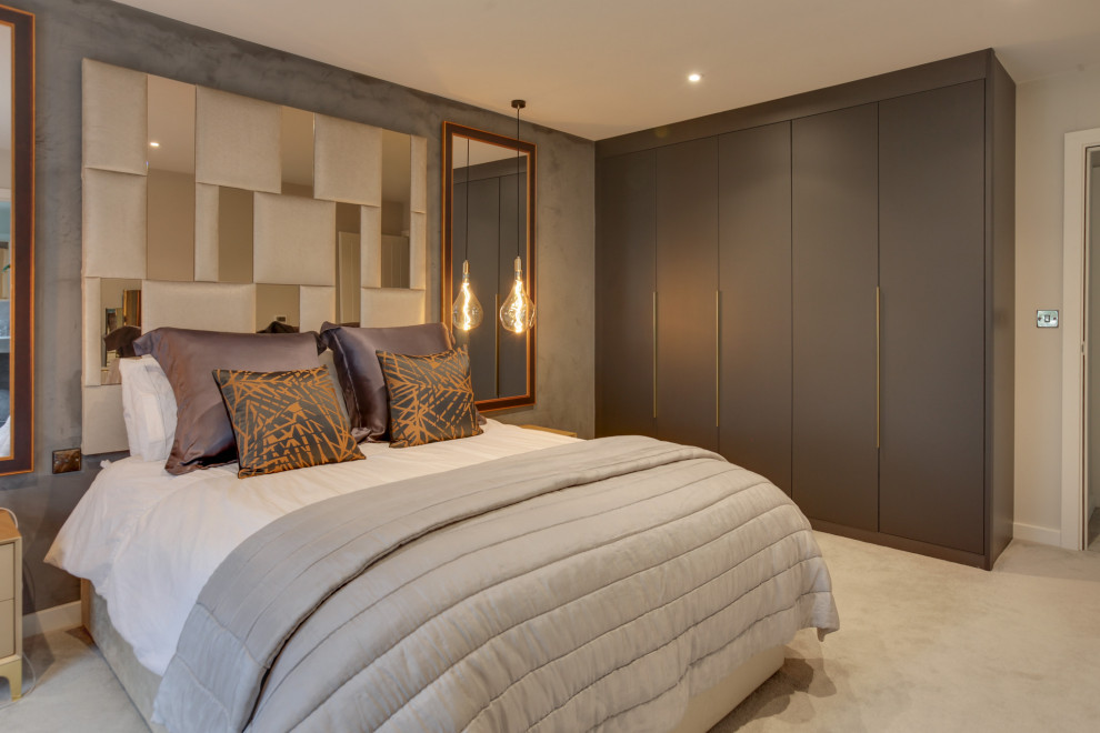 Свежая идея для дизайна: хозяйская спальня среднего размера в современном стиле с серыми стенами, ковровым покрытием, серым полом и акцентной стеной - отличное фото интерьера