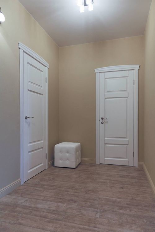 Белые двери