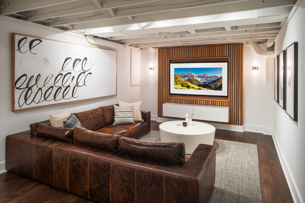Mittelgroßes Modernes Untergeschoss mit Heimkino, weißer Wandfarbe, Vinylboden, braunem Boden und Holzwänden in Kolumbus