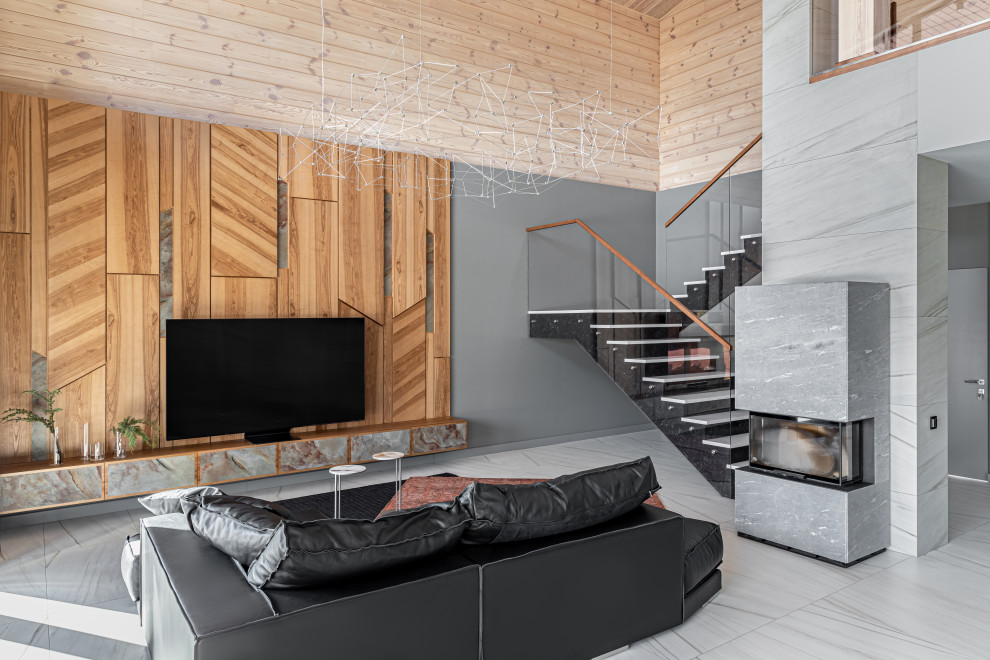 Камень внизу, дерево вверху.