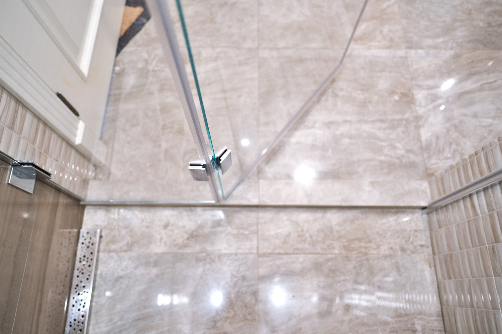 Нижняя часть душевой перегородки.