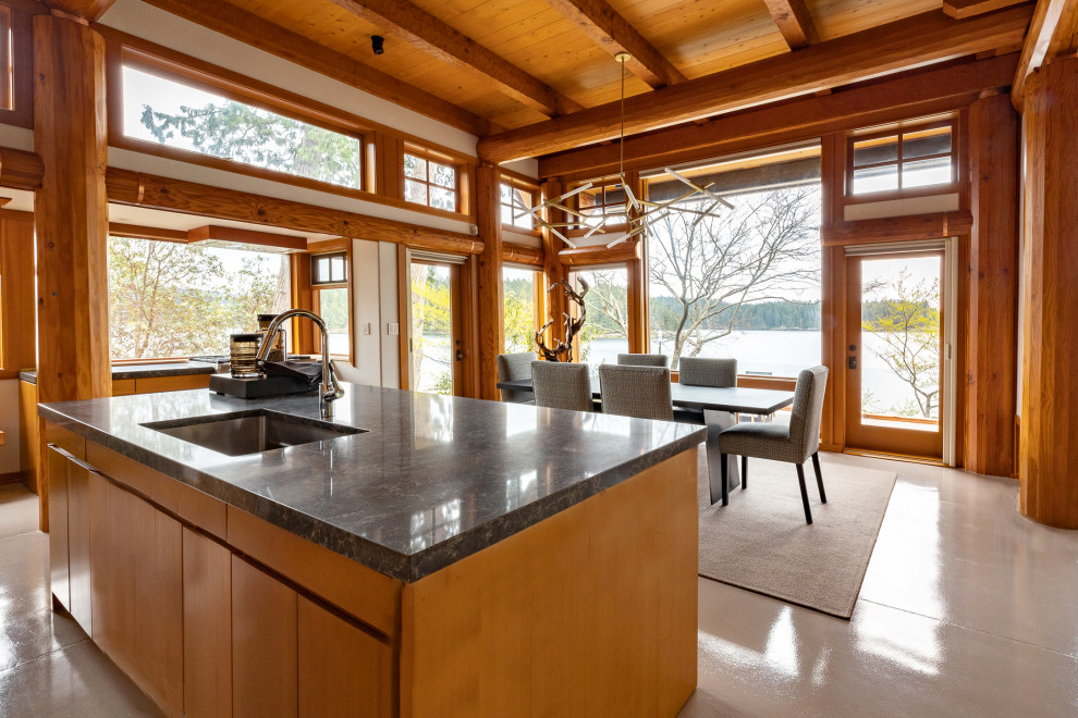 Источник вдохновения для домашнего уюта: большая гостиная-столовая в современном стиле с бетонным полом, серым полом, балками на потолке и деревянными стенами