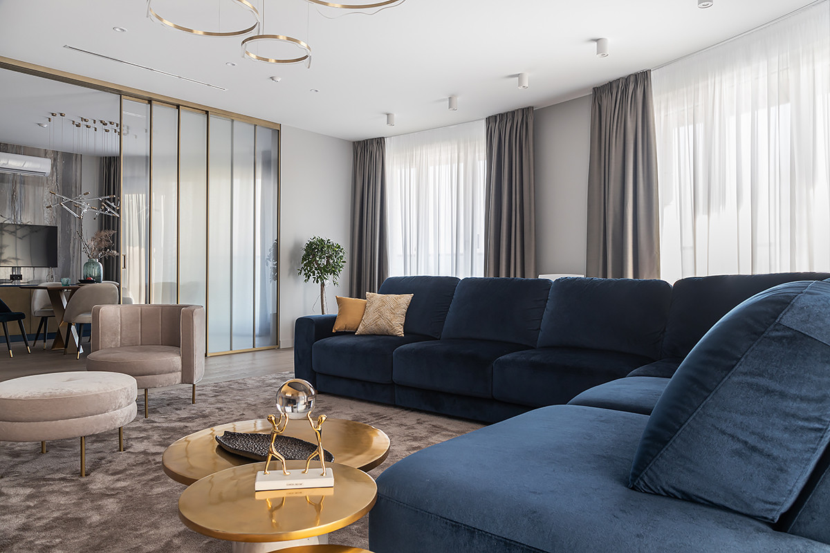 Современный интерьер с яркими акцентами в доме на набережной Невы