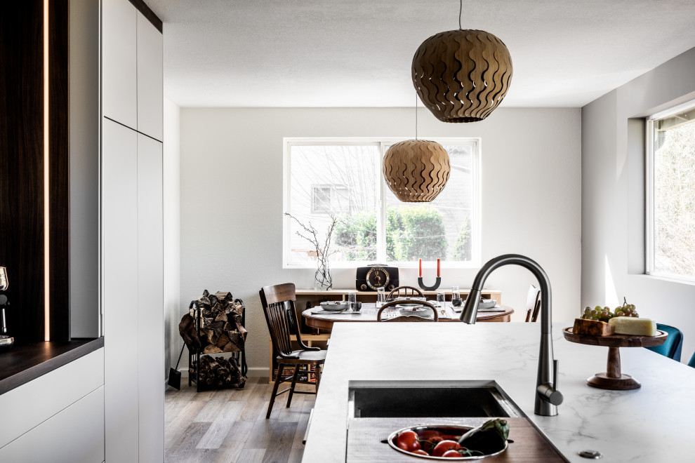 Idee per una cucina minimalista di medie dimensioni con ante lisce e ante bianche
