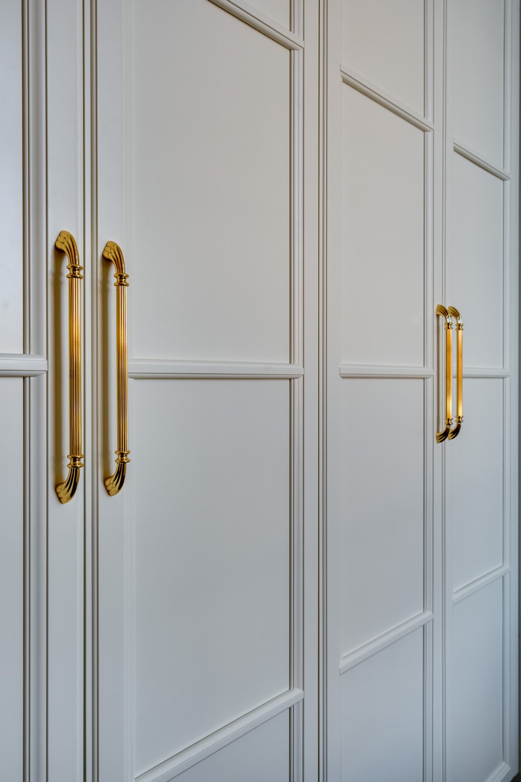 Просторная гостинная с функциональной мебелью