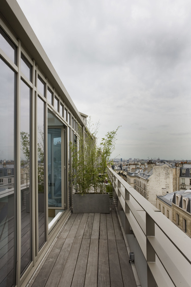 Inspiration for a small industrial balcony in Paris with no cover and metal railing.