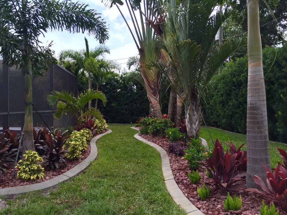 Design ideas for a mid-sized tropical garden in Orlando.