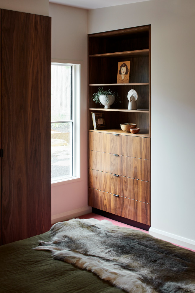 Стильный дизайн: гостевая спальня среднего размера, (комната для гостей) в стиле ретро с белыми стенами, ковровым покрытием и розовым полом - последний тренд