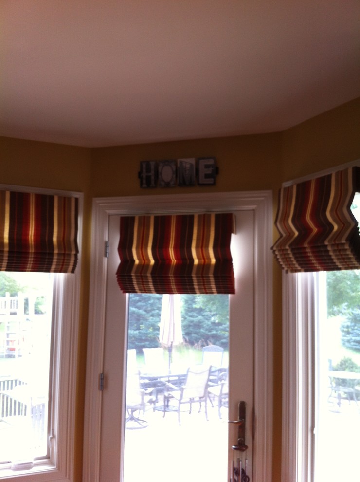 Transitional kitchen photo in Chicago
