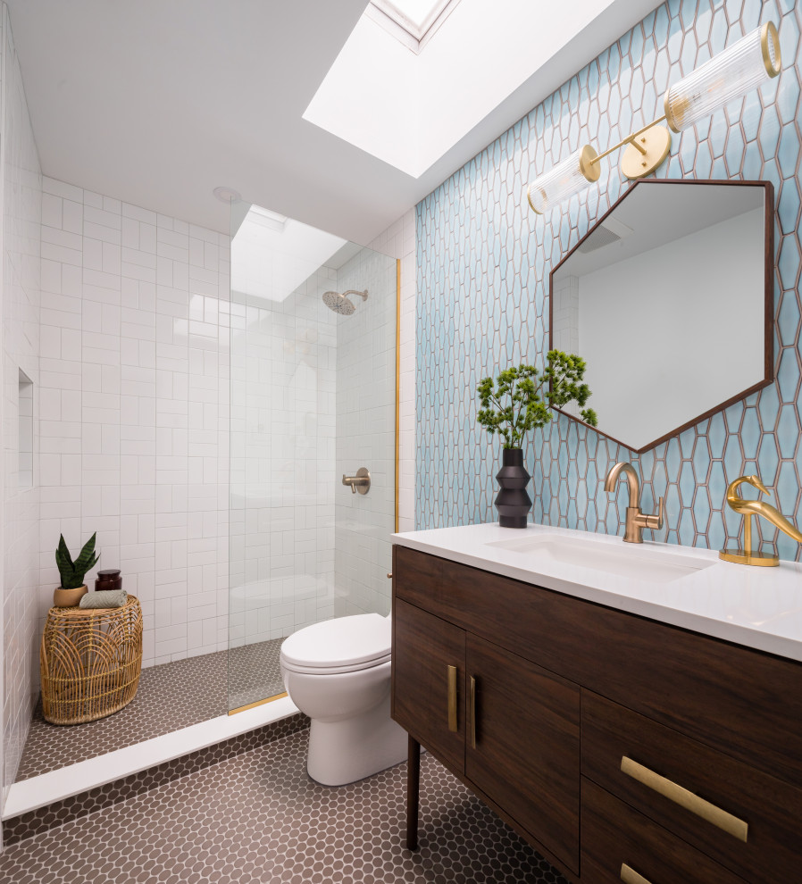 バンクーバーにあるミッドセンチュリースタイルのおしゃれな浴室の写真