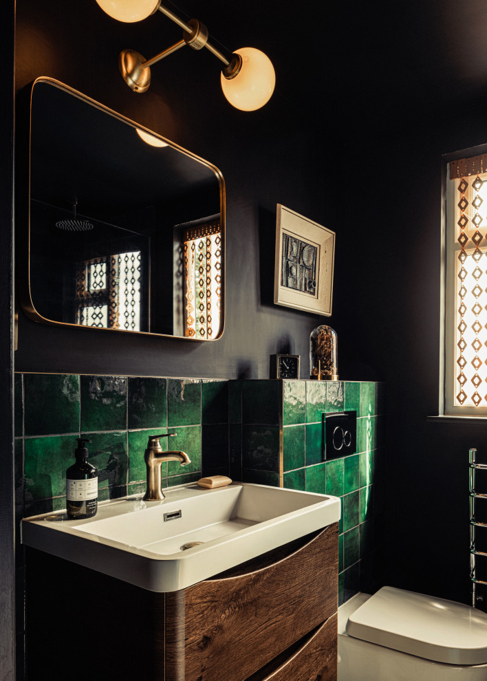 Imagen de cuarto de baño principal, único y flotante bohemio con puertas de armario de madera en tonos medios, sanitario de pared, baldosas y/o azulejos verdes, baldosas y/o azulejos de cerámica y ducha abierta