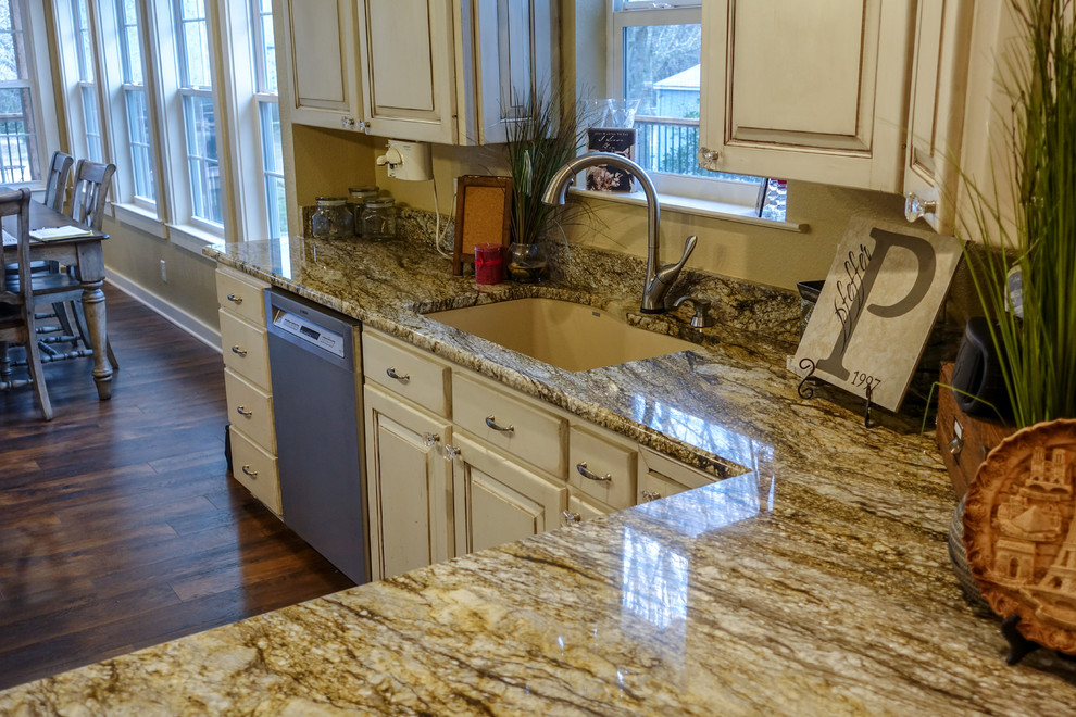 Mountain style kitchen photo in Austin with granite countertops