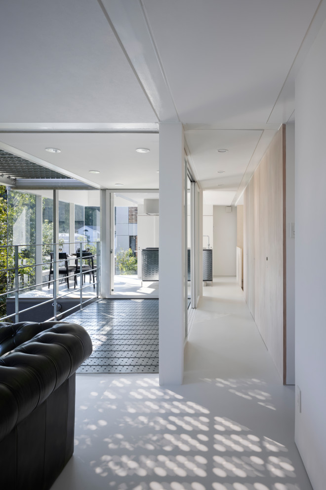 Стильный дизайн: коридор в стиле модернизм с белыми стенами, полом из линолеума, белым полом, потолком с обоями и обоями на стенах - последний тренд
