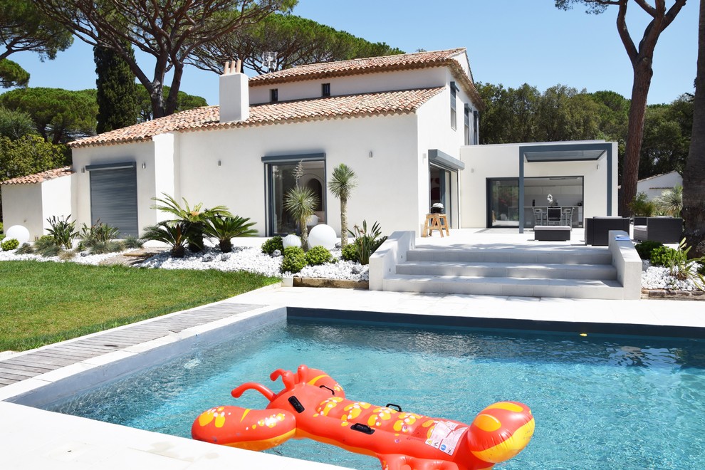 Cette image montre une grande façade de maison blanche méditerranéenne en béton à un étage.