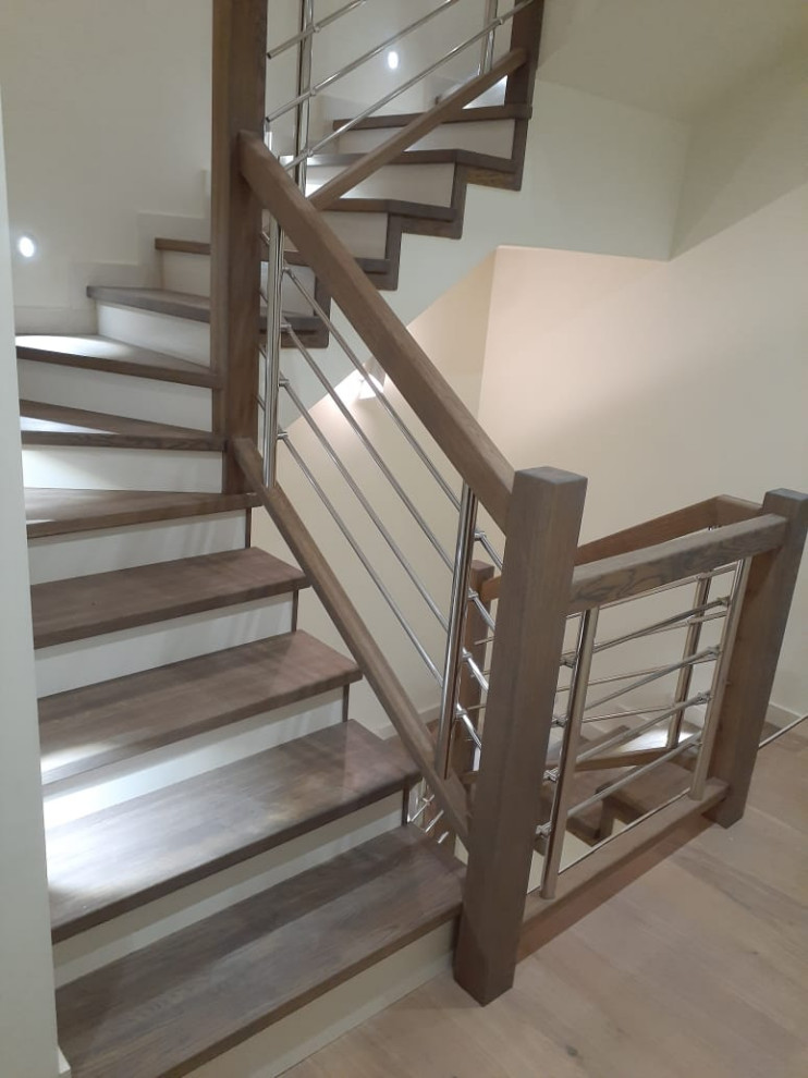 Лестница из дуба, ограждение ригеля из нержавейки