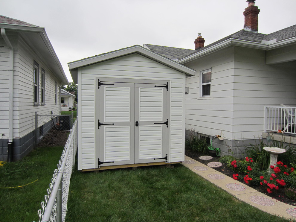 Mid-sized traditional detached garden shed in Columbus.
