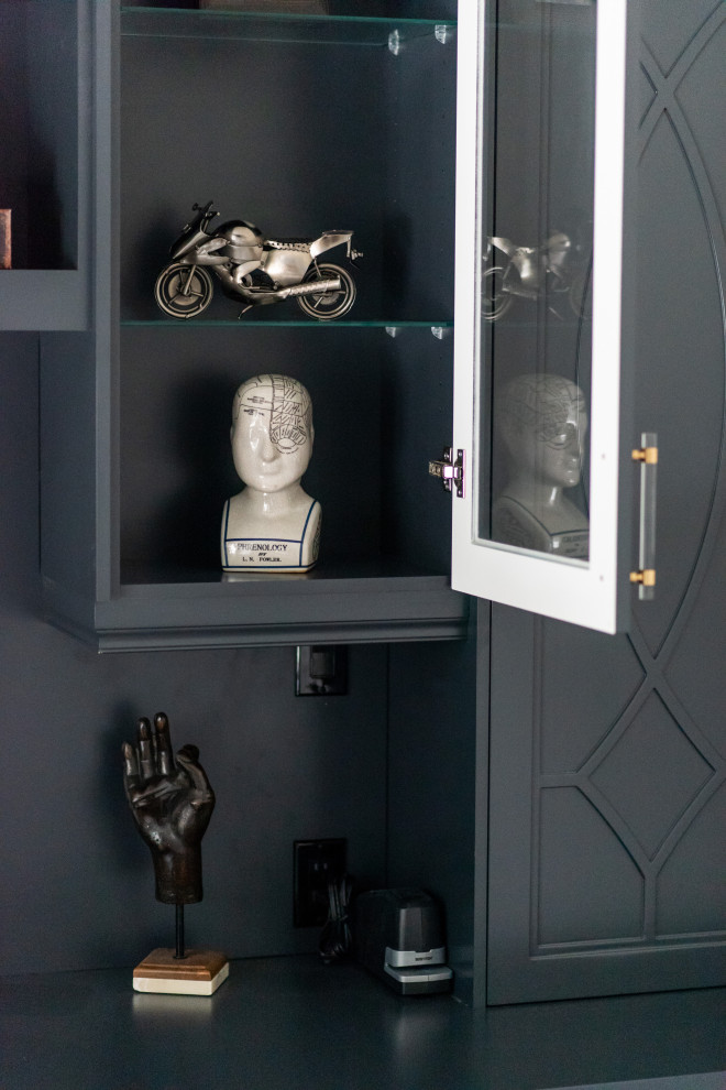 Transitional home design photo in Toronto