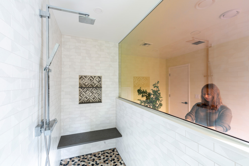 Стильный дизайн: большая главная ванная комната в стиле модернизм с фасадами в стиле шейкер, фасадами цвета дерева среднего тона, открытым душем, раздельным унитазом, белой плиткой, керамогранитной плиткой, желтыми стенами, полом из керамогранита, настольной раковиной, столешницей из искусственного кварца, серым полом, открытым душем, серой столешницей, сиденьем для душа, тумбой под две раковины и напольной тумбой - последний тренд