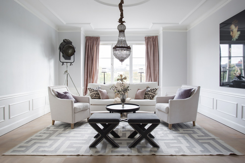 Exempel på ett stort klassiskt allrum med öppen planlösning, med ett finrum, vita väggar och ljust trägolv