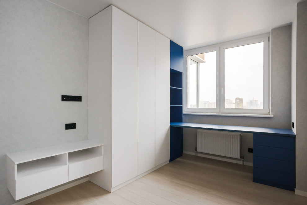 Ejemplo de dormitorio infantil contemporáneo de tamaño medio con paredes grises, suelo laminado, suelo beige y papel pintado