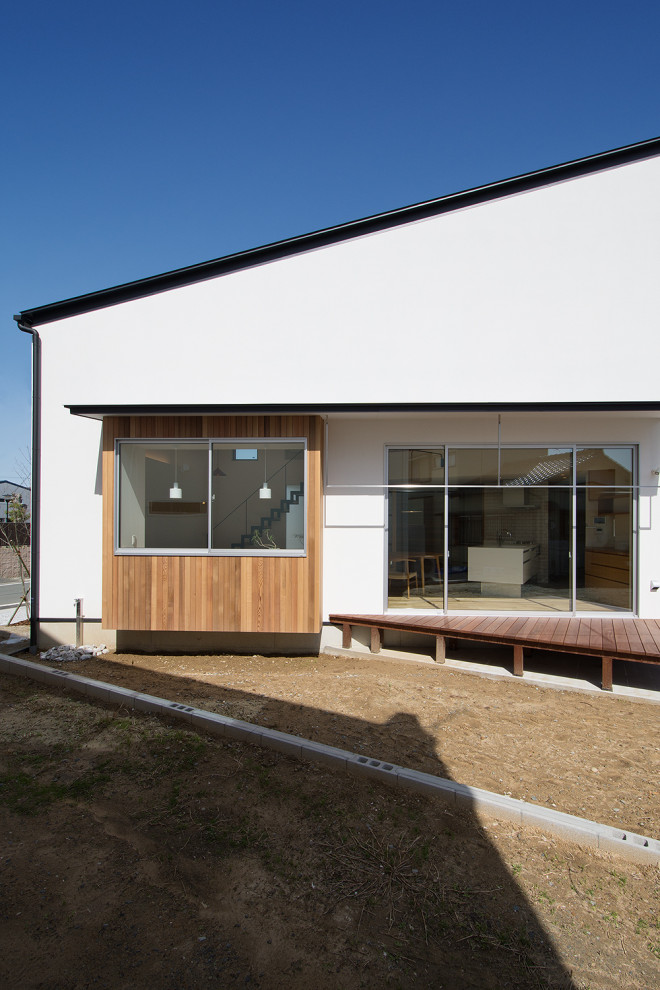 Idee per la facciata di una casa bianca scandinava a due piani di medie dimensioni con rivestimenti misti, copertura in metallo o lamiera, tetto nero e pannelli e listelle di legno