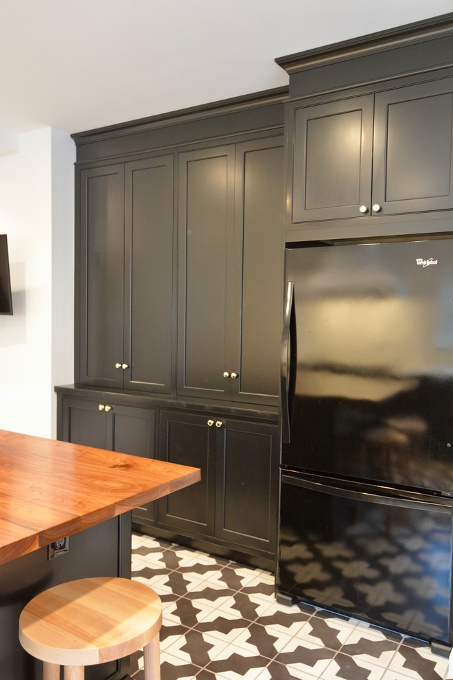 Example of a transitional home design design in Baltimore