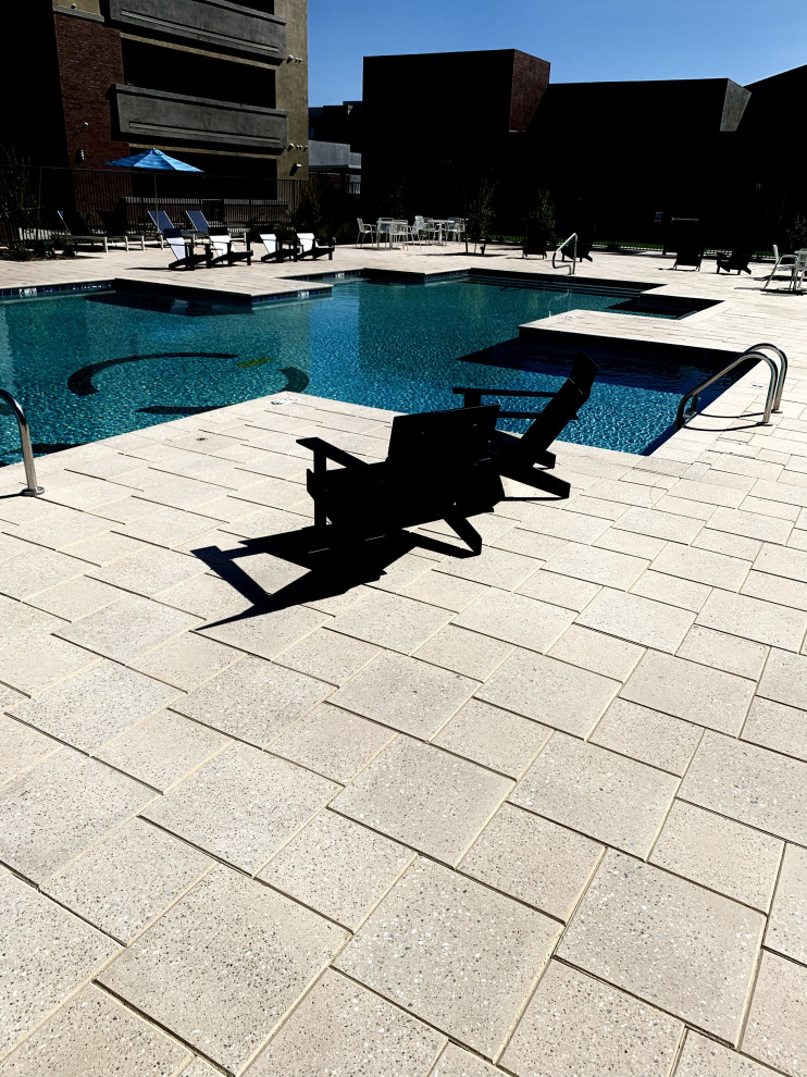 На фото: бассейн в стиле модернизм с