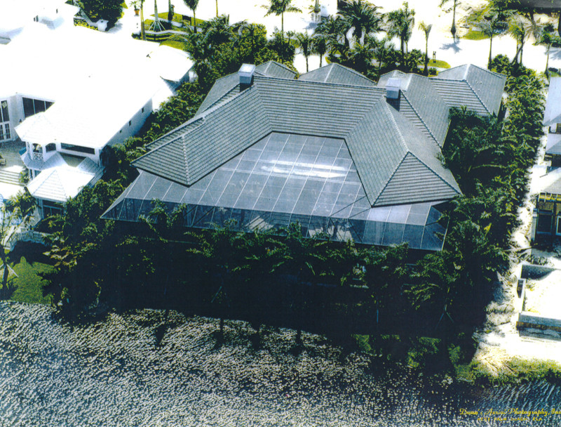 Вольер с навесом из поликарбоната для бассейна и зоны отдыха