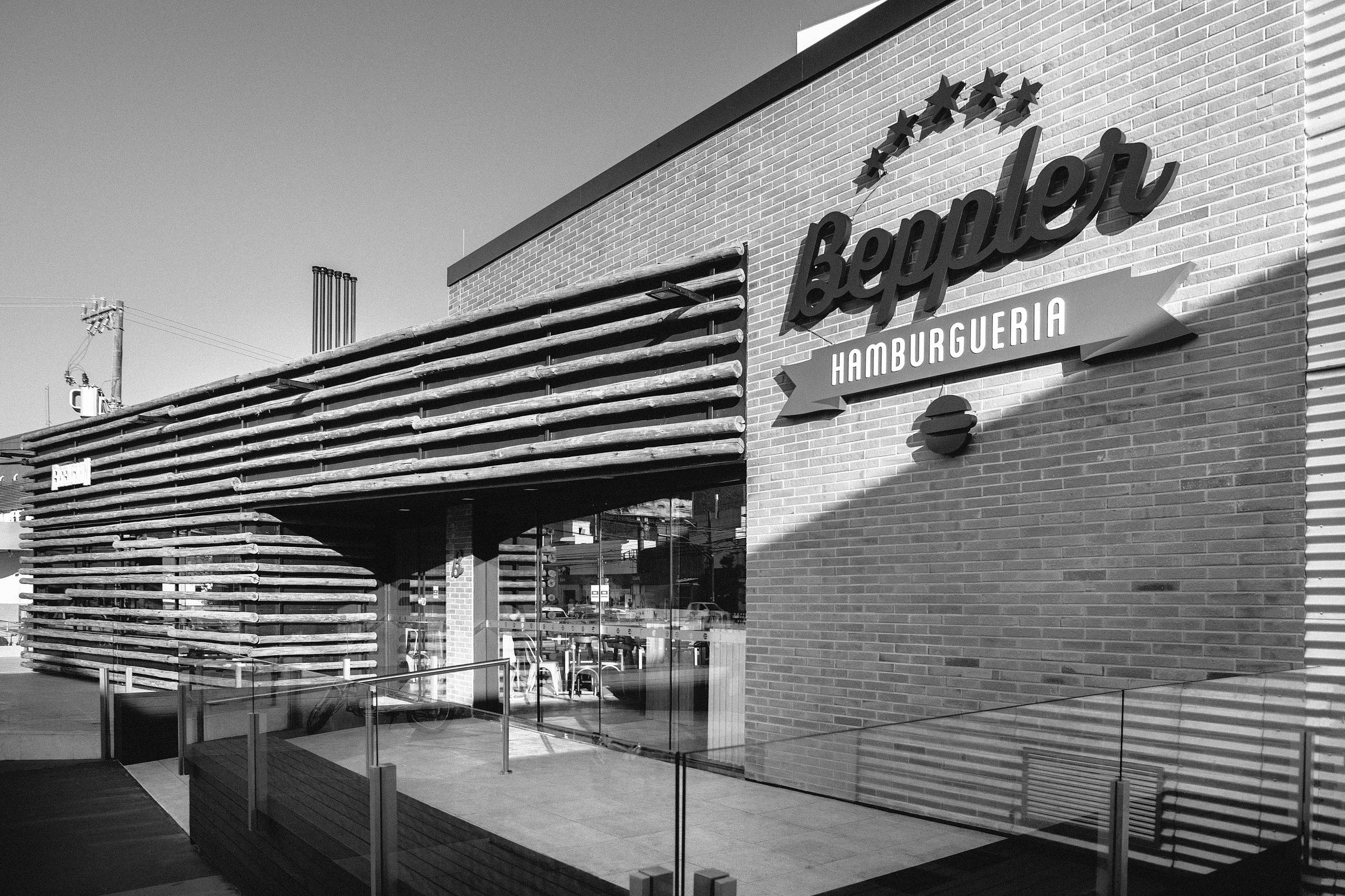 Fachada de ladrillo y eucaliptos