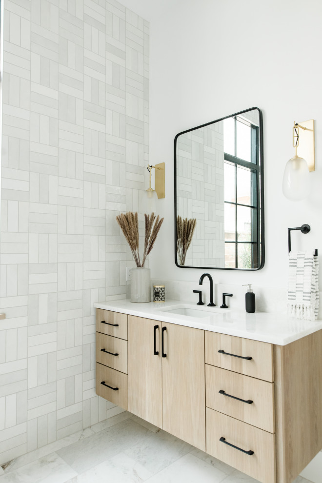 Пример оригинального дизайна: большая главная ванная комната в стиле неоклассика (современная классика) с светлыми деревянными фасадами, разноцветными стенами, разноцветным полом, белой столешницей и тумбой под две раковины