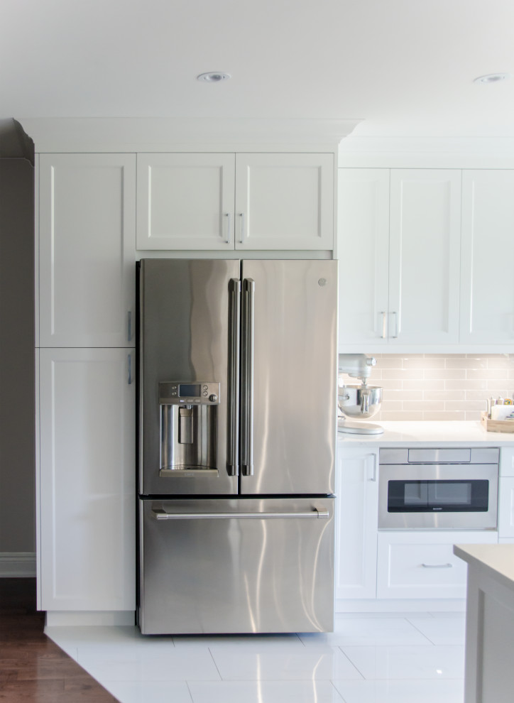 Transitional kitchen photo in Toronto