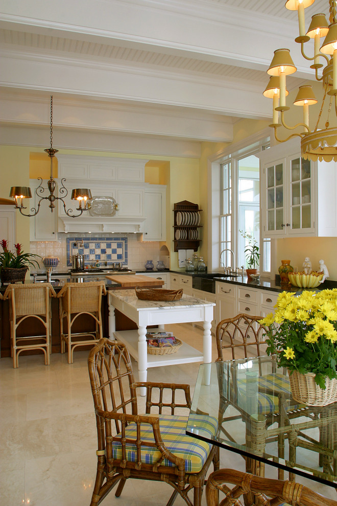 Kitchen - kitchen idea in Miami