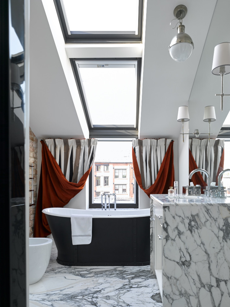 Esempio di una stanza da bagno padronale di medie dimensioni con vasca freestanding, bidè, pareti bianche, pavimento in marmo, lavabo sottopiano e top in marmo