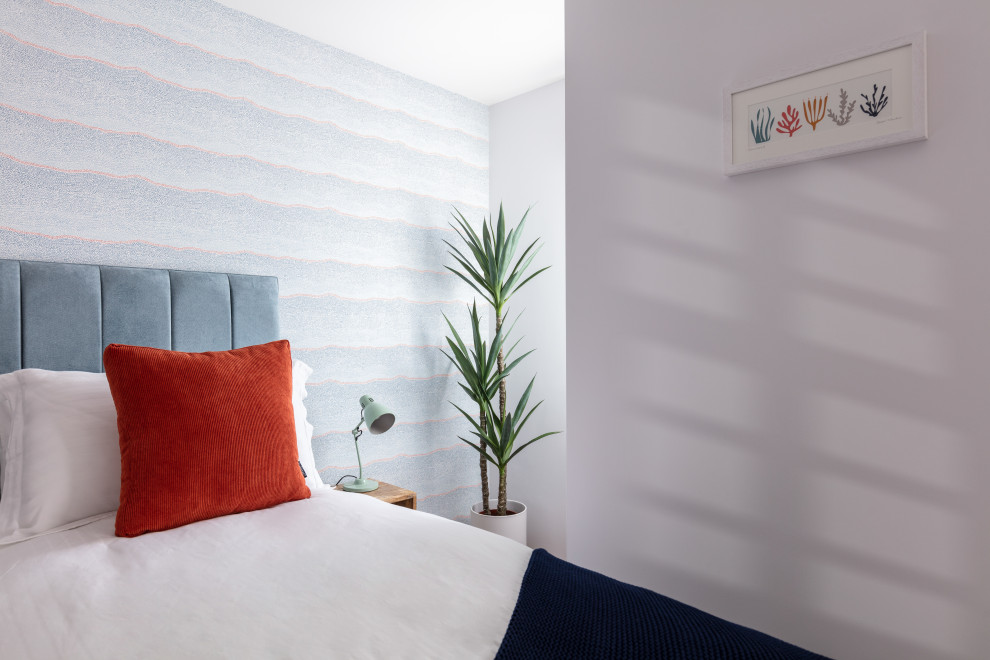 Идея дизайна: гостевая спальня среднего размера, (комната для гостей) в морском стиле с белыми стенами, ковровым покрытием, бежевым полом, обоями на стенах и акцентной стеной без камина