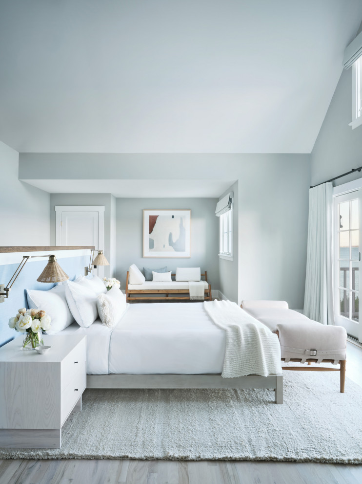 Стильный дизайн: хозяйская спальня среднего размера в морском стиле с серыми стенами, светлым паркетным полом и коричневым полом без камина - последний тренд