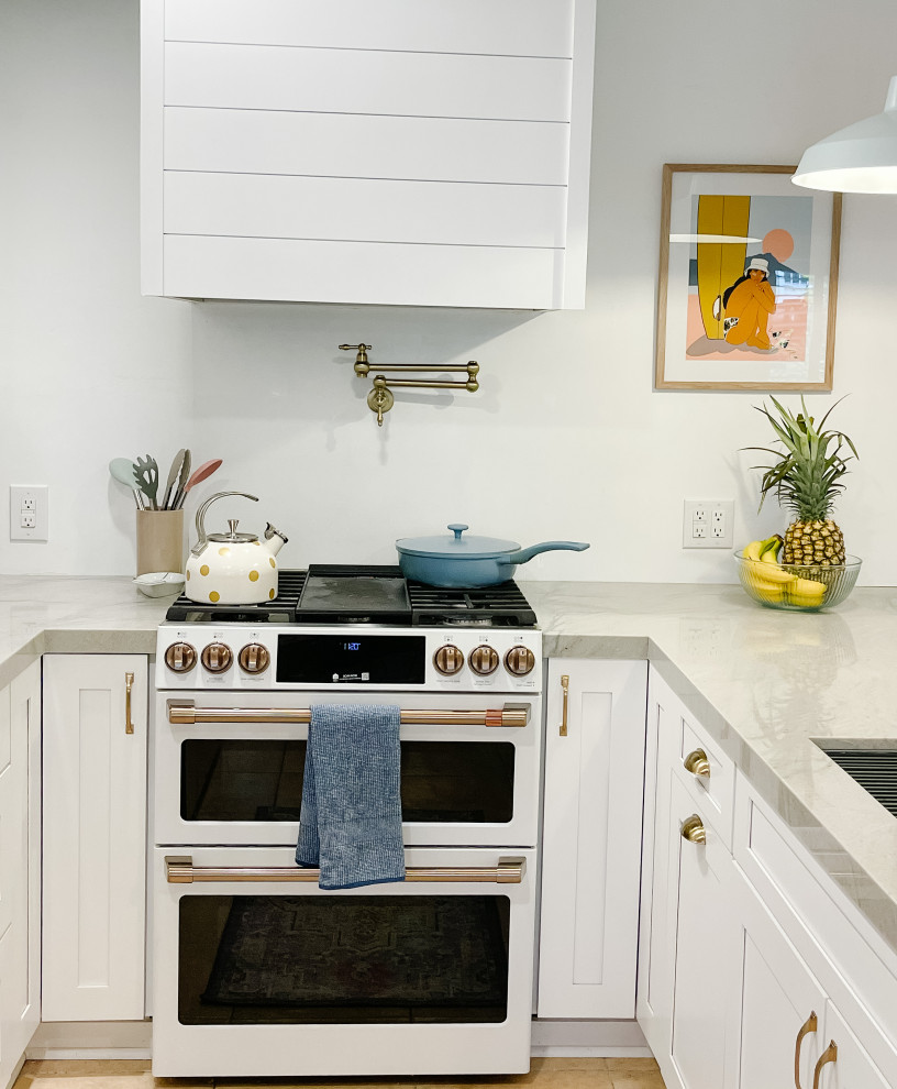 Idéer för att renovera ett litet maritimt grå grått kök, med en enkel diskho, skåp i shakerstil, vita skåp, integrerade vitvaror, klinkergolv i porslin, en halv köksö, beiget golv och bänkskiva i kvartsit