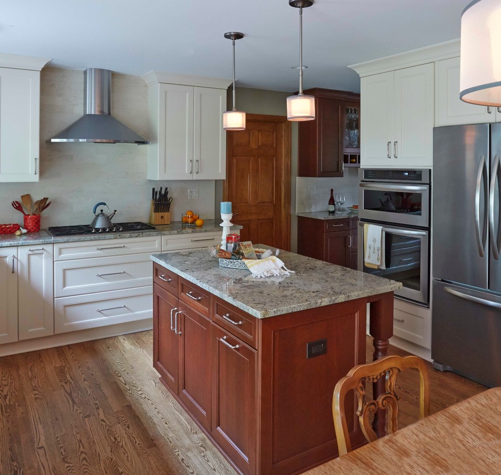 Kitchen - transitional kitchen idea in Chicago
