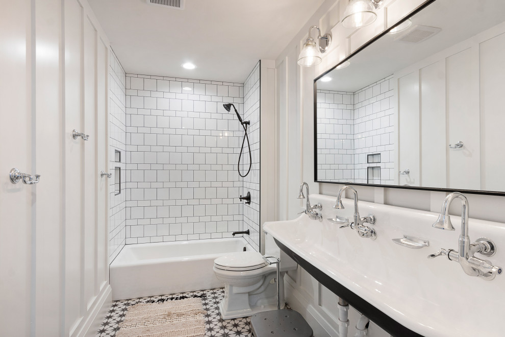 Пример оригинального дизайна: ванная комната в стиле кантри с душем в нише, белой плиткой, керамогранитной плиткой, белыми стенами, полом из керамогранита, раковиной с несколькими смесителями, мраморной столешницей, тумбой под две раковины и подвесной тумбой