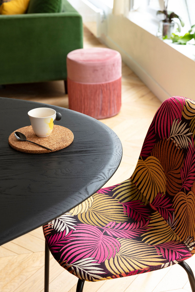 Idée de décoration pour une salle à manger design avec parquet clair.