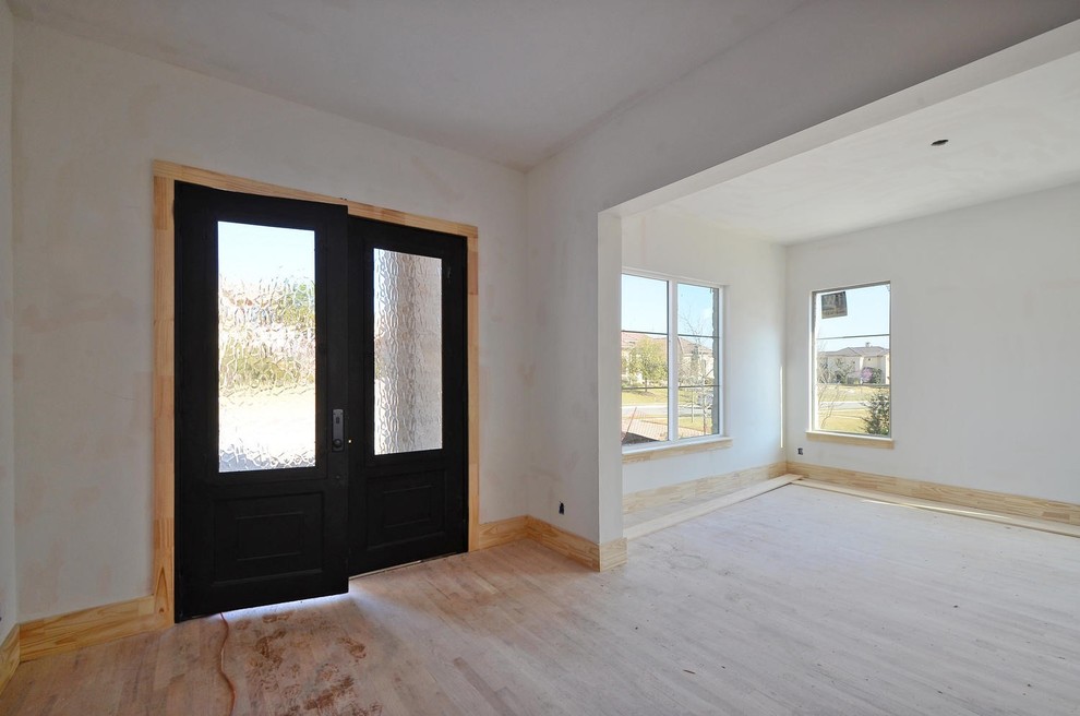 Example of a transitional entryway design in Dallas