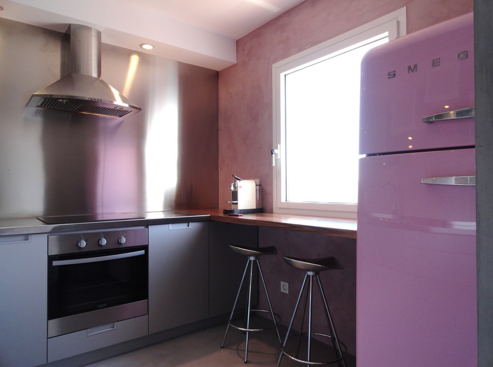 Ejemplo de cocina tradicional renovada con microcemento