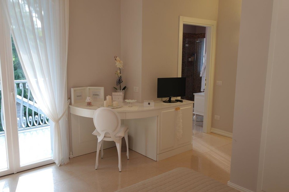 Photo of a traditional home office in Milan.