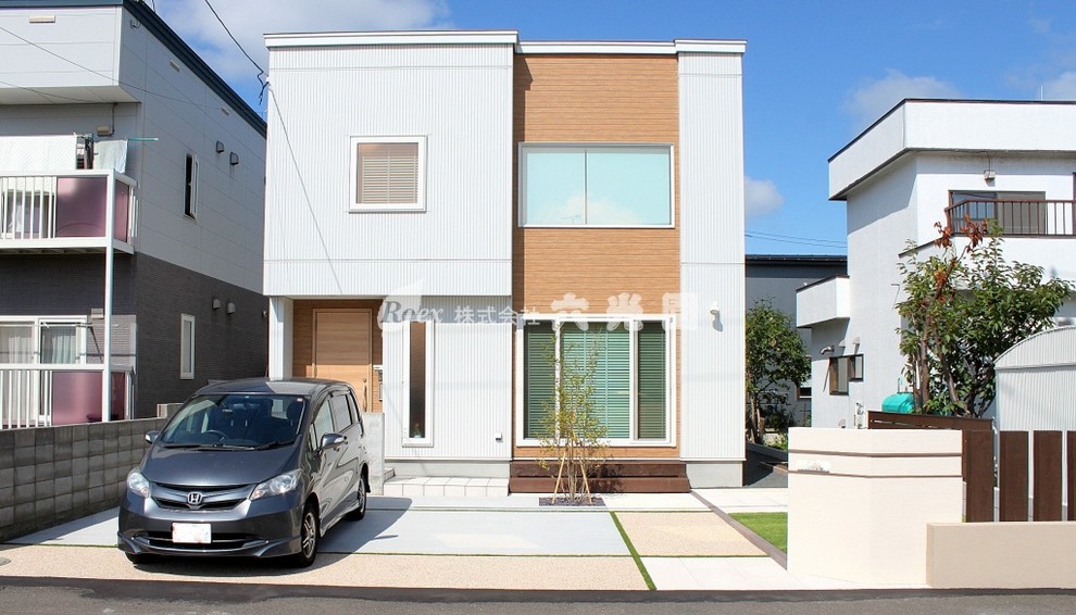 札幌にある小さなコンテンポラリースタイルのおしゃれな二階建ての家 (混合材サイディング、マルチカラーの外壁) の写真