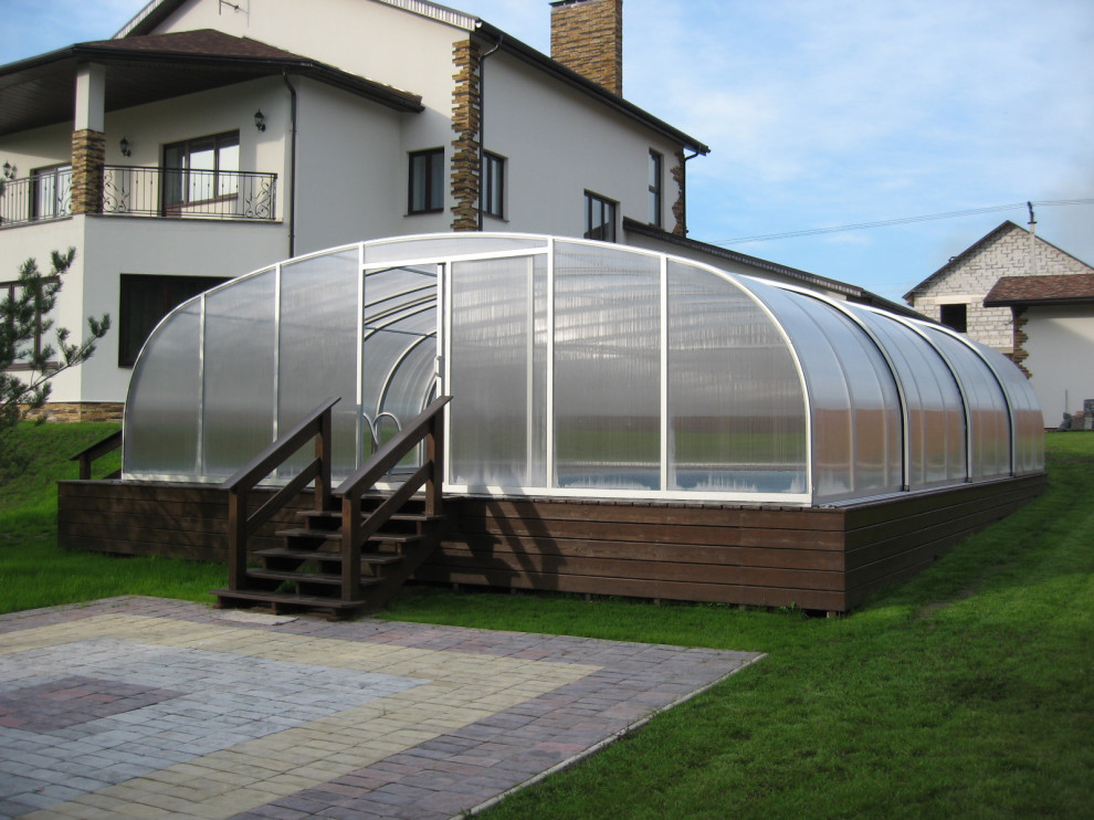 Уличный бассейн с раздвижным павильоном