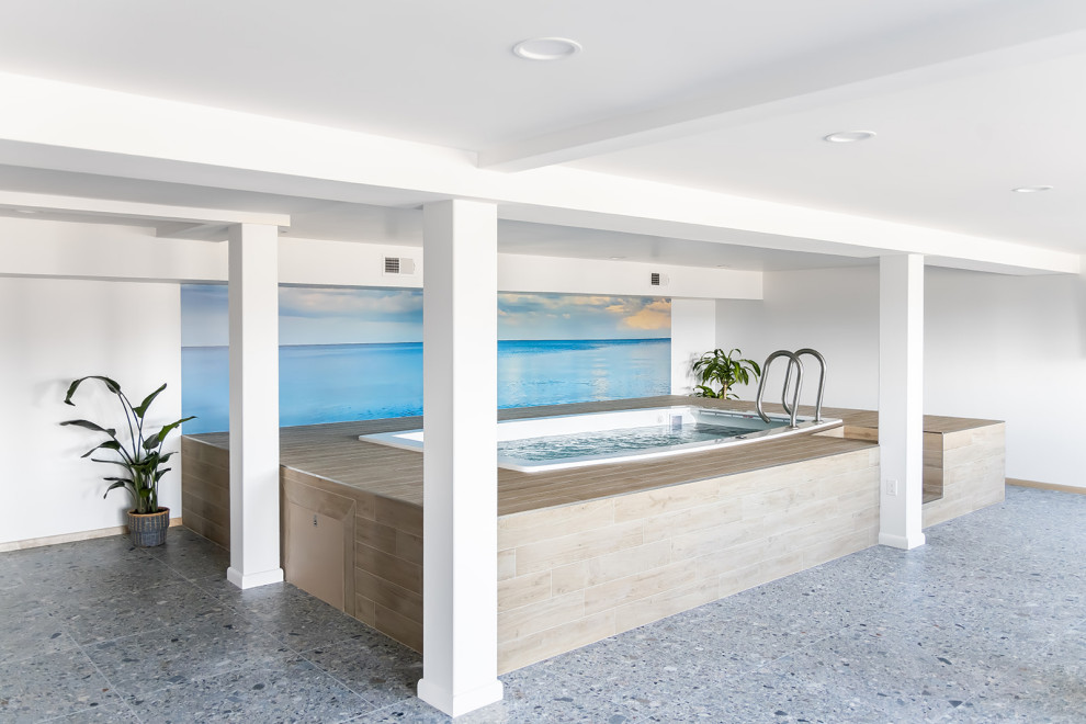 Modelo de piscina alargada actual pequeña interior y rectangular con privacidad y suelo de baldosas