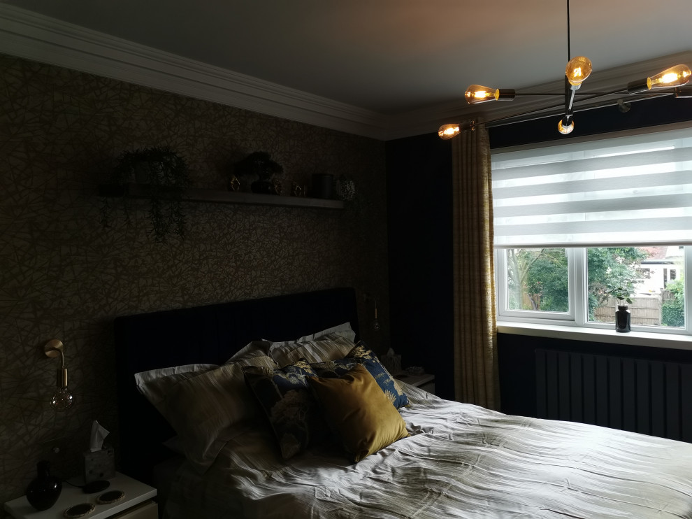 Kleines Modernes Hauptschlafzimmer mit blauer Wandfarbe, braunem Holzboden und Tapetenwänden in Essex