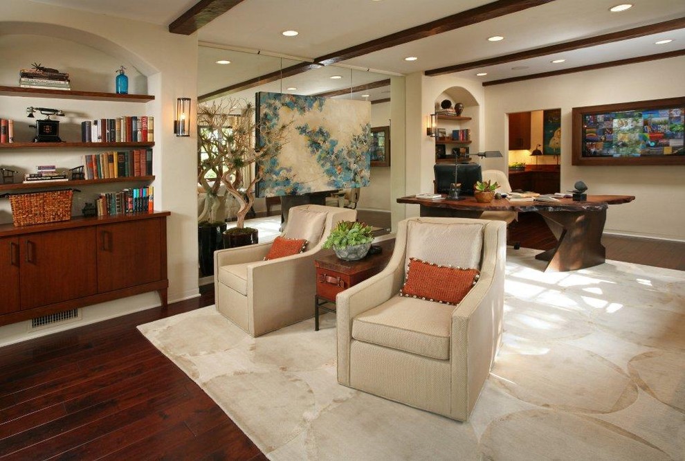 Photo of a contemporary home office in Los Angeles.