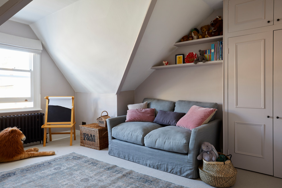 Стильный дизайн: нейтральная комната для малыша среднего размера в стиле неоклассика (современная классика) с розовыми стенами, ковровым покрытием и бежевым полом - последний тренд
