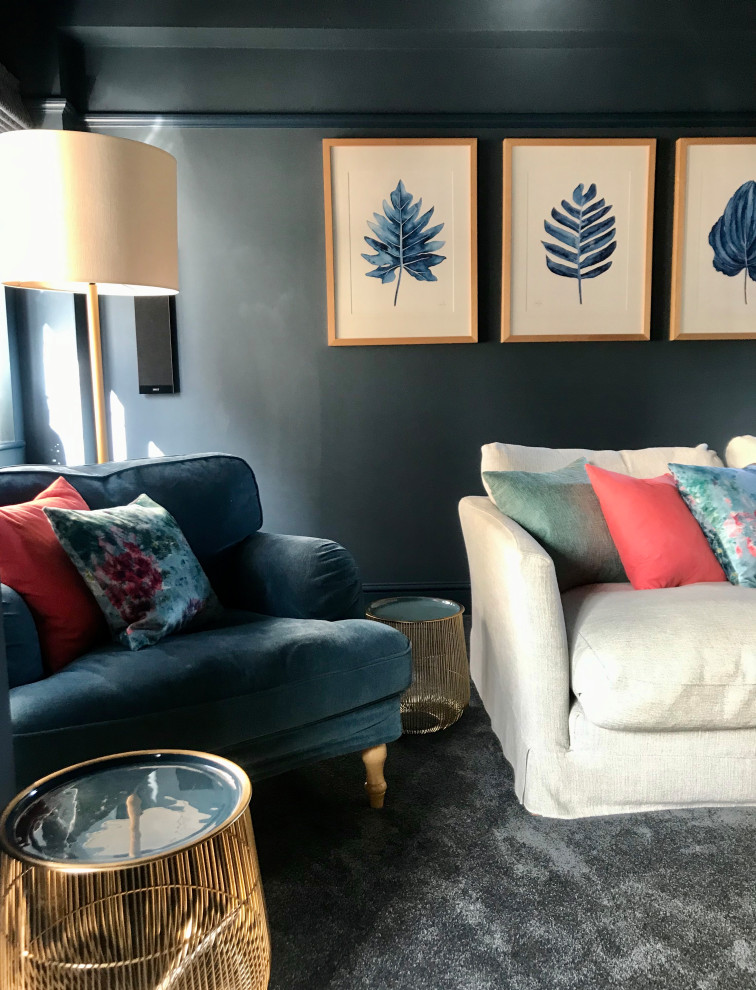 Источник вдохновения для домашнего уюта: изолированная гостиная комната среднего размера в современном стиле с синими стенами, ковровым покрытием и серым полом