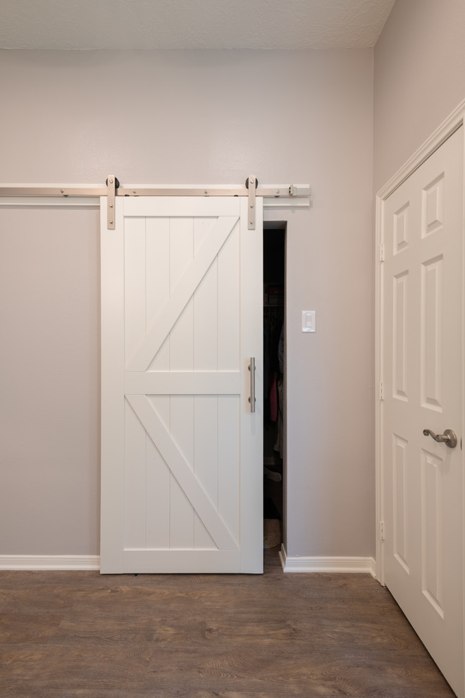Transitional home design photo in Houston